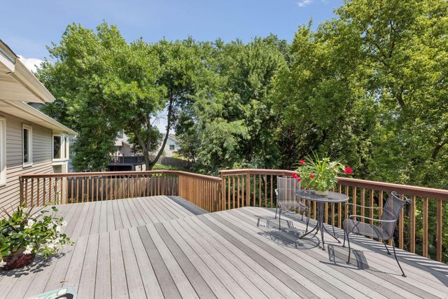 314 Wedgewood Drive, Mahtomedi, MN 55115