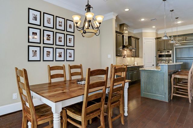 31 E Breezy Way, The Woodlands, TX 77380