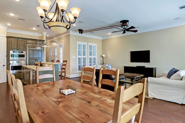 31 E Breezy Way, The Woodlands, TX 77380