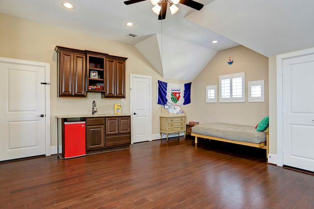 31 E Breezy Way, The Woodlands, TX 77380