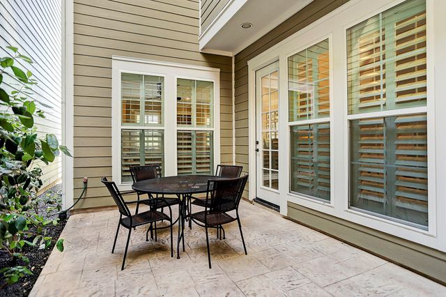 31 E Breezy Way, The Woodlands, TX 77380