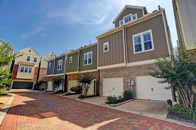 31 E Breezy Way, The Woodlands, TX 77380