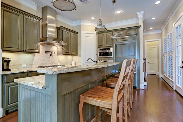 31 E Breezy Way, The Woodlands, TX 77380