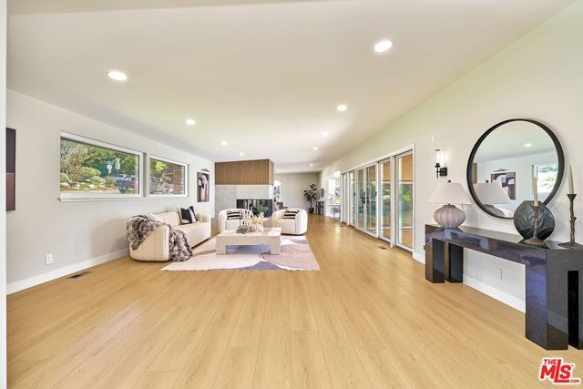 1908 Lyans Drive, La Canada Flintridge, CA 91011