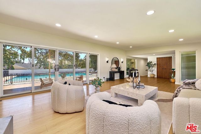 1908 Lyans Drive, La Canada Flintridge, CA 91011