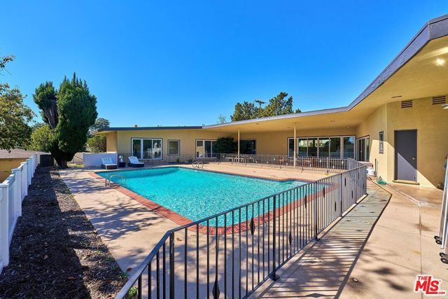 1908 Lyans Drive, La Canada Flintridge, CA 91011