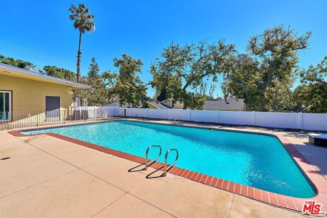 1908 Lyans Drive, La Canada Flintridge, CA 91011