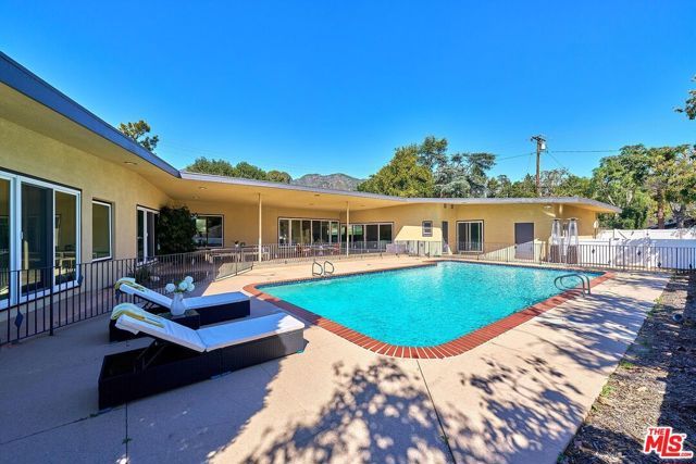 1908 Lyans Drive, La Canada Flintridge, CA 91011