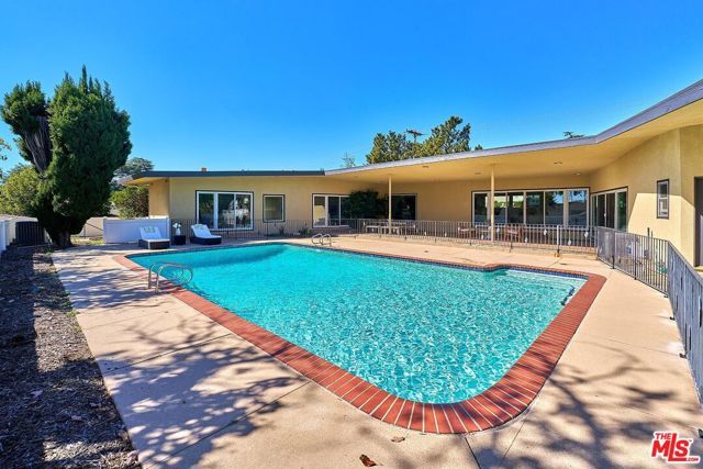 1908 Lyans Drive, La Canada Flintridge, CA 91011
