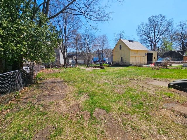 29 Yale St, Springfield, MA 01109