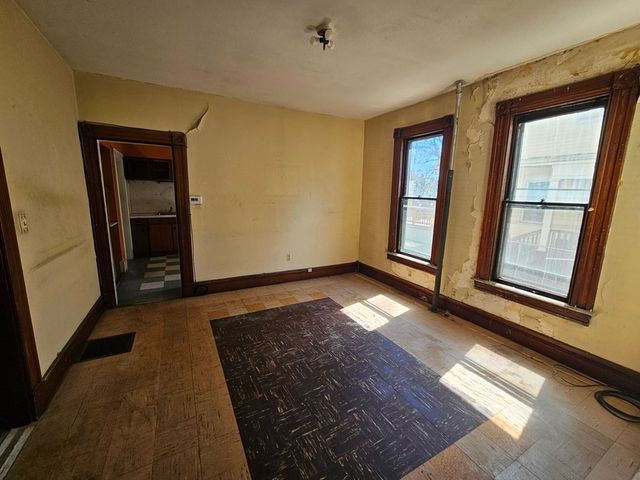 29 Yale St, Springfield, MA 01109