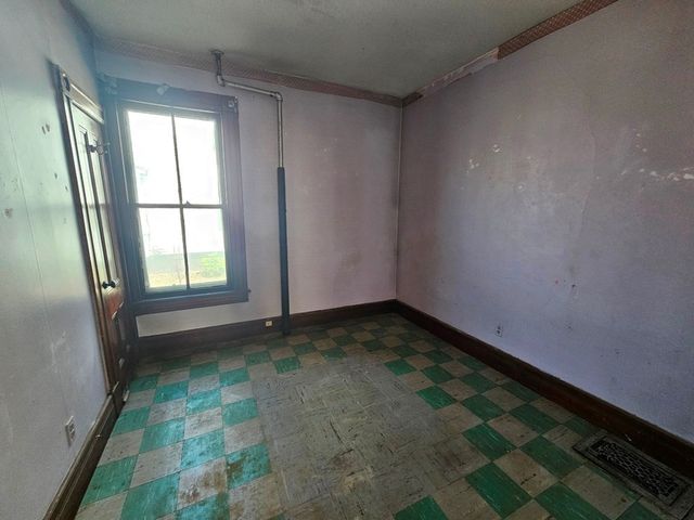 29 Yale St, Springfield, MA 01109