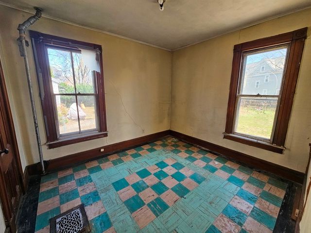 29 Yale St, Springfield, MA 01109