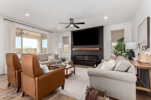 18609 W DIANA Avenue, Waddell, AZ 85355