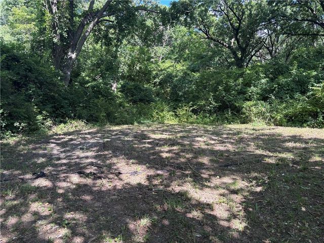 7035 Holliday Drive, Kansas City, KS 66106
