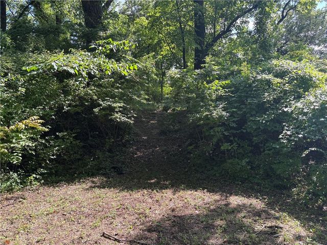 7035 Holliday Drive, Kansas City, KS 66106