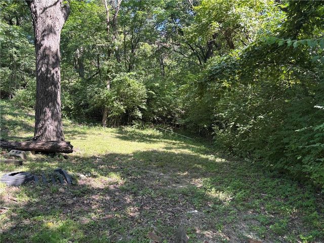 7035 Holliday Drive, Kansas City, KS 66106