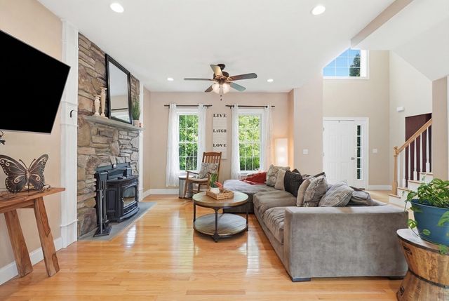 6 Pond Court, Leicester, MA 01611