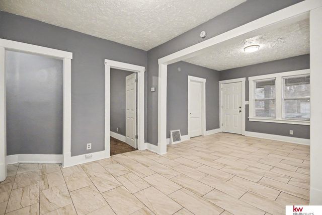 2870 Laurel Avenue, Omaha, NE 68111