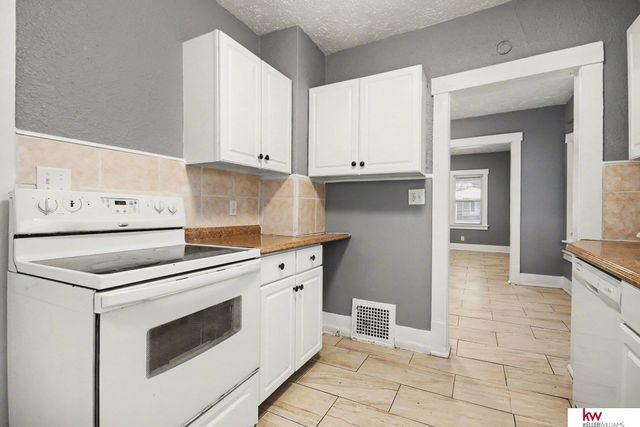 2870 Laurel Avenue, Omaha, NE 68111