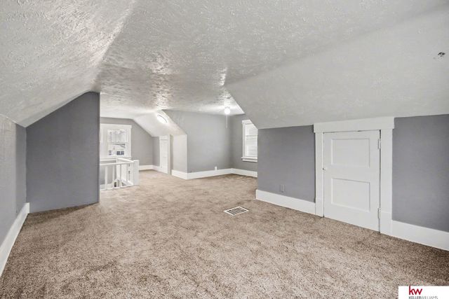 2870 Laurel Avenue, Omaha, NE 68111