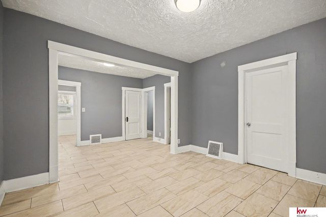 2870 Laurel Avenue, Omaha, NE 68111