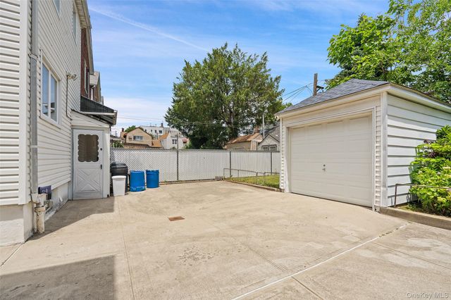 1372 Hollywood Avenue, Bronx, NY 10461