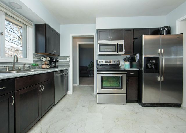 2519 Valley Park Drive, Cedar Falls, IA 50613