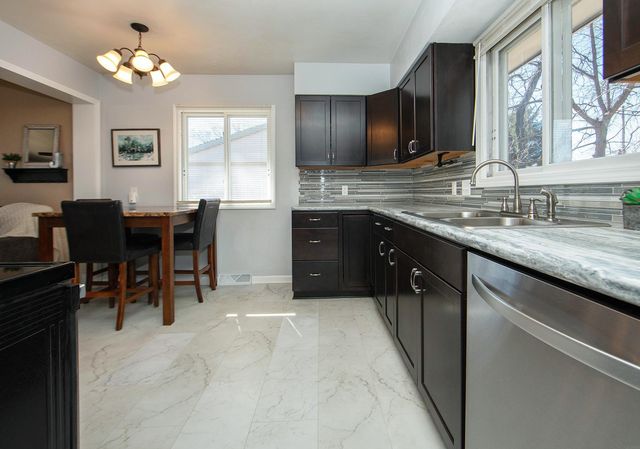 2519 Valley Park Drive, Cedar Falls, IA 50613