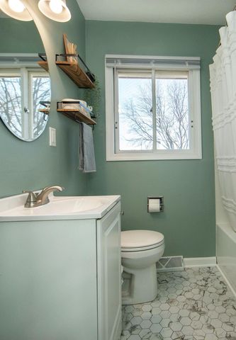 2519 Valley Park Drive, Cedar Falls, IA 50613