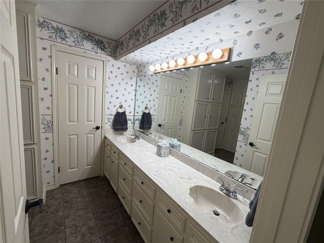 108 Meadow Drive, Schulenburg, TX 78956