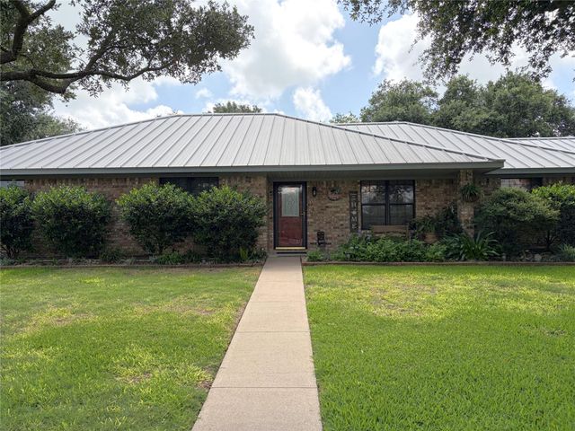 108 Meadow Drive, Schulenburg, TX 78956