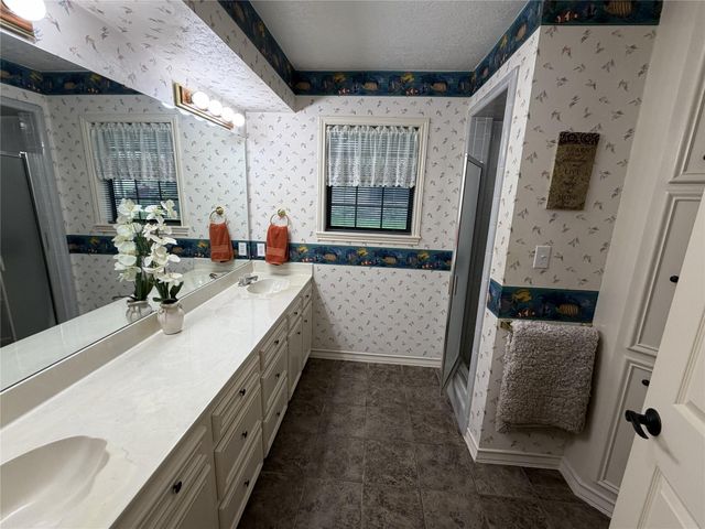 108 Meadow Drive, Schulenburg, TX 78956