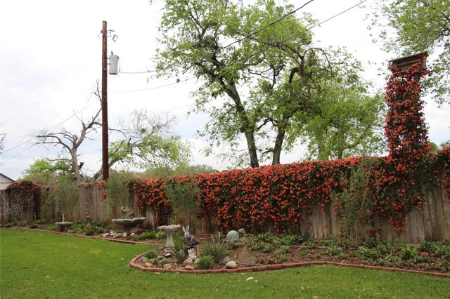 108 Meadow Drive, Schulenburg, TX 78956