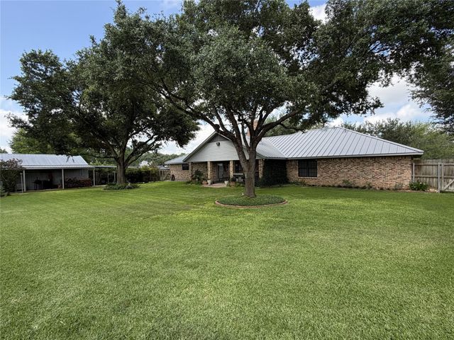 108 Meadow Drive, Schulenburg, TX 78956