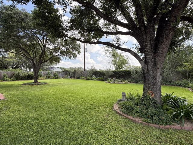 108 Meadow Drive, Schulenburg, TX 78956