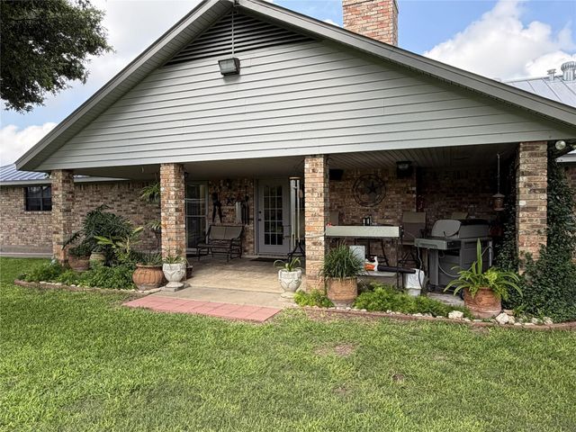 108 Meadow Drive, Schulenburg, TX 78956