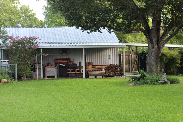 108 Meadow Drive, Schulenburg, TX 78956