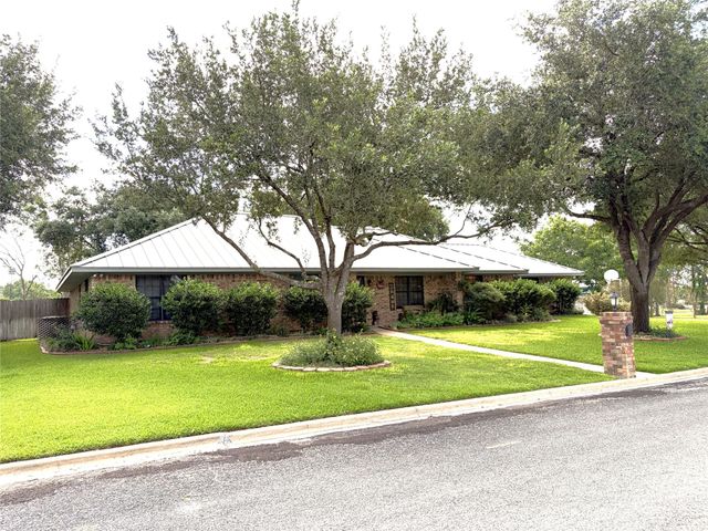 108 Meadow Drive, Schulenburg, TX 78956