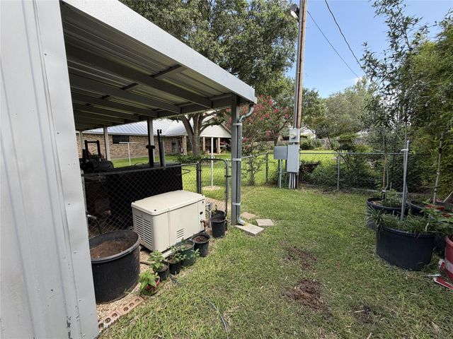108 Meadow Drive, Schulenburg, TX 78956