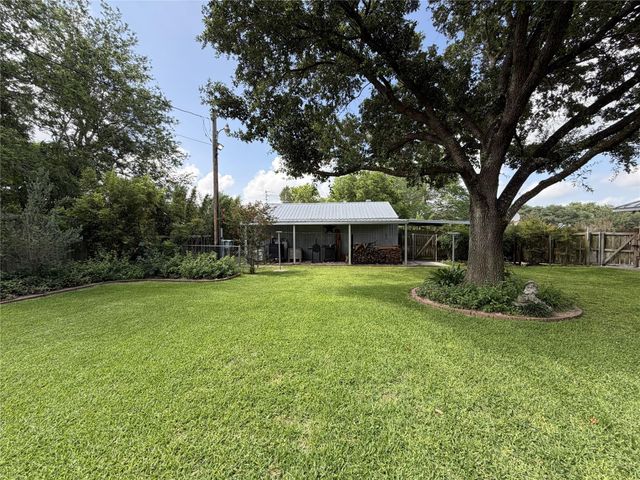 108 Meadow Drive, Schulenburg, TX 78956
