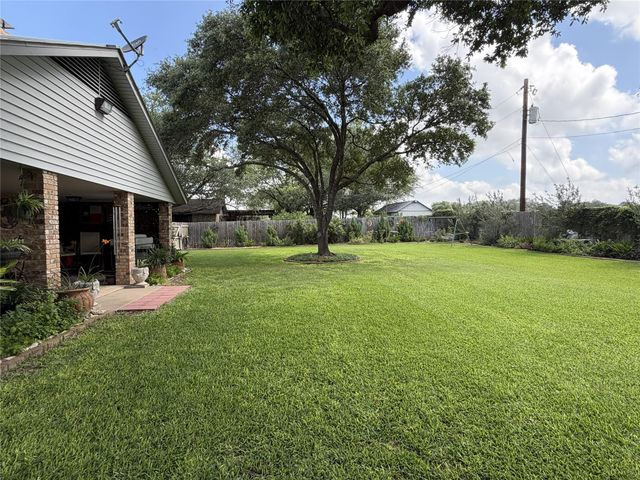 108 Meadow Drive, Schulenburg, TX 78956