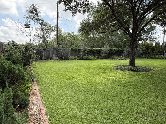 108 Meadow Drive, Schulenburg, TX 78956
