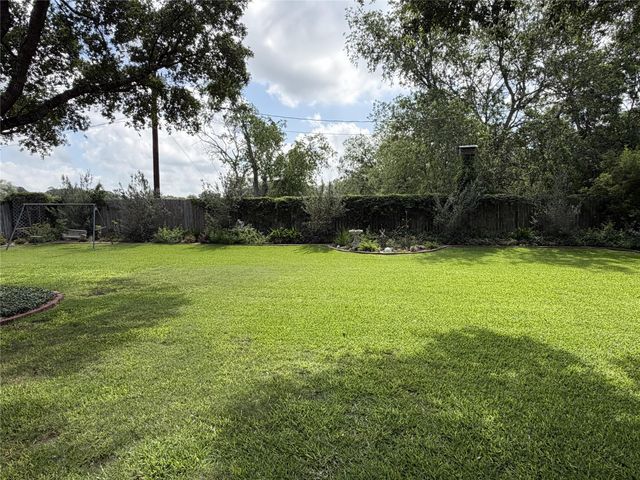 108 Meadow Drive, Schulenburg, TX 78956