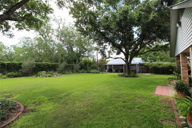 108 Meadow Drive, Schulenburg, TX 78956