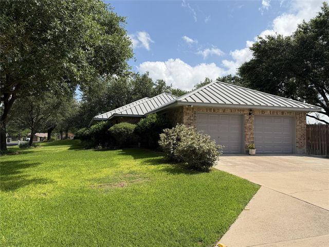 108 Meadow Drive, Schulenburg, TX 78956