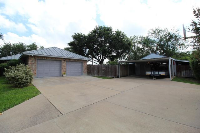 108 Meadow Drive, Schulenburg, TX 78956