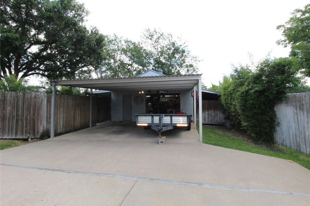 108 Meadow Drive, Schulenburg, TX 78956