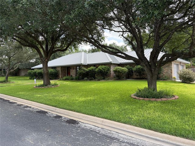108 Meadow Drive, Schulenburg, TX 78956