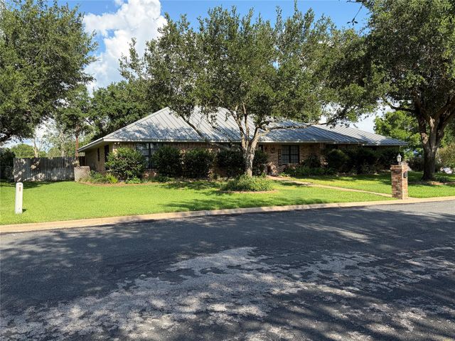 108 Meadow Drive, Schulenburg, TX 78956